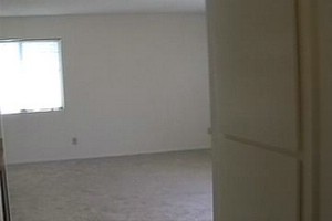 Apt7_LvnRm_Entry.jpg