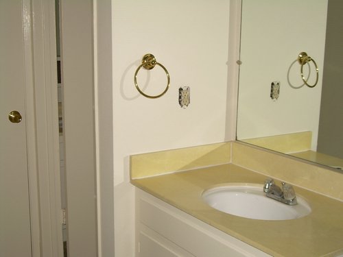 same bathroom.JPG